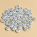Primer plano de cuentas de acrílico blanco de 10mm con carita sonriente para bricolaje - 1350 Piezas/Paquete / Base Blanca Lazo Negro