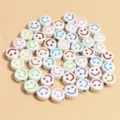 Primer plano de cuentas de acrílico blanco con caritas sonrientes para joyas DIY. - 1350 Piezas/Paquete / Multicolor Pattern on White
