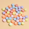 Cuentas redondas de acrílico con cara sonriente de 10mm para joyas y manualidades DIY - 1350 Piezas/Paquete / Base de Colores Letras Blancas