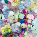 Cuentas acrílicas de colores mezclados en varias formas para pulseras y manualidades - Peso 50g / Multicolor