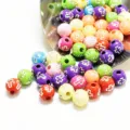 Gros plan de perles acryliques colorées de 8 mm avec croix d'argent pour créer des bijoux - Multicolore avec Croix Argentée