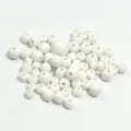 Primer plano de cuentas redondas de acrílico blanco con agujeros para hacer joyas DIY - 10mm (500g) / Blanco