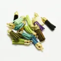 Nahaufnahme bunter Wildlederquasten mit Goldkappen für DIY-Schmuckzubehör Basteln - 10 Stück/Packung (3*1cm) / Mehrfarbig Mit Goldkappe