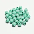Vue détaillée de perles rondes en acrylique vert menthe 8mm avec motif de croix argent - Cyan avec Croix Argentée