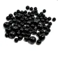 Primer plano de cuentas de acrílico redondas negras brillantes en varios tamaños para DIY. - 10mm (500g) / Negro