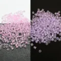 Macro-opname van 3mm lichtgevende paarse kralen met glow-effect in het donker - 3mm / Roze Kern Blauw Licht (NO.3)