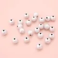 Makro-Detail von silbernen, mattierten Acrylperlen für DIY-Schmuckherstellung und Basteln - 8mm (15g/Packung) / Weiß