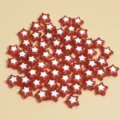 Vista detallada de cuentas acrílicas traslúcidas de estrella roja y blanca de 8mm para joyería DIY. - Rojo