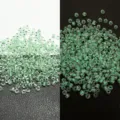 Detailopname van 3mm lichtgevende acryl kralen met contrast op een lichte en donkere achtergrond. - 3mm / Groene Kern Groen Licht (NO.4)