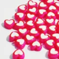 Detalle macro de cuentas de acrílico rosa de 8mm en forma de corazón con centro blanco - 2500 Piezas/Paquete / Rosa rojo
