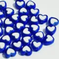 Macro detallada de cuentas de corazón azul y blanco de 8 mm con diseño de perla en perla - 2500 Piezas/Paquete / Azul zafiro