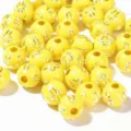 Détail macro de perles en acrylique jaunes de 8 mm avec croix argentées pour bijoux - Jaune avec Croix Argentée
