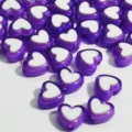 Primer plano de cuentas de acrílico en forma de corazón morado y blanco de 8 mm para DIY. - 2500 Piezas/Paquete / Púrpura
