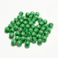 Détail macro de perles acryliques vert clair de 8mm avec motif de croix argentée - Vert avec Croix Argentée