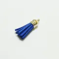 Detailansicht eines blauen Wildleder-Quastenanhängers mit silberner Metallkappe für DIY - 10 Stück/Packung (3*1cm) / Saphirblau