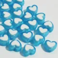 Detalle macro de cuentas acrílicas de corazón en corazón de 8 mm para joyería DIY - 2500 Piezas/Paquete / Azul
