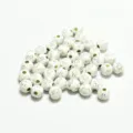 Vista detallada de cuentas redondas de acrílico blanco de 8 mm con cruces de plata - 8mm (500g/Aprox. 1800 Pcs) / Blanco con Cruz Plateada