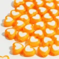 Vista detallada de cuentas de corazón acrílicas naranjas de 8mm para joyería artesanal - 2500 Piezas/Paquete / Naranja