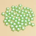 Detalle macro de cuentas acrílicas de estrella verde de 8mm para hacer joyas DIY. - Juego de 50 piezas / Verde