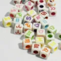 Nahaufnahme von 7 mm weißen quadratischen Perlen mit bunten Tierkreiszeichen-Mustern - 500g Packung / Multicolor Pattern on White