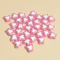 Vista detallada de cuentas de mariposa rosa de 10 mm para pulseras de bricolaje - Juego de 50 piezas / Rosa