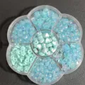 Detalle superior de caja con cuentas azules de corazón y estrella para joyería DIY - 500 Piezas/Paquete / Azul claro
