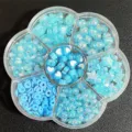 Kit de cuentas azules DIY en caja con forma de flor con estrellas corazones y perlas - 500 Piezas/Paquete / Azul medio