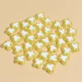 Vista macro de cuentas de mariposa amarillas y blancas de 10mm para accesorios DIY - Juego de 50 piezas / Amarillo