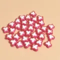 Vista detallada de cuentas de mariposa de 10 mm en rosa y blanco para crear joyas artesanales. - Juego de 50 piezas / Rosa rojo