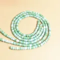 Primo piano di perline heishi in pasta polimerica da 6 mm verdi e blu per gioielli DIY. - 1 Filo (circa 400 Pezzi) / Mix Verde Scuro e Blu Chiaro