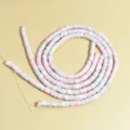 Primo piano di perline Heishi da 6mm in argilla colorata per creazione di gioielli - 1 Filo (circa 400 Pezzi) / Mix Rosa Blu Grigio Bianco