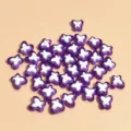Vista detallada de cuentas de mariposa moradas y blancas para la creación de joyas DIY - Juego de 50 piezas / Púrpura