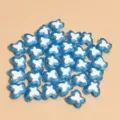 Detalle macro de cuentas de mariposa de acrílico azul y blanco 10mm para joyas de mano - Juego de 50 piezas / Azul