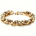 Detailaufnahme eines schweren goldenen Panzerarmbands mit polierter Oberfläche - 7mm Breit 18cm Lang / Gold
