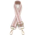 Detailansicht des rosafarbenen Taschenriemens mit Pfeilmuster und goldfarbenen Haken - Goldene Schnalle / Rosa