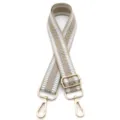 Detail des verstellbaren Schultergurts mit Jacquard-Pfeilmuster und Gold-Hardware - Khaki