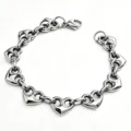 Dettaglio delle maglie a cuore cavo su questo bracciale in acciaio inossidabile lucido - Cuore Vuoto / 18cm (7mm) / Colore acciaio