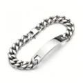 Vista macro della piastra ID lucida su un bracciale a catena cubana in acciaio argento - Piastrina ID Curva Simple 4 con Chiusura Quadrata (10mm) / Bracciale 18cm / Argento