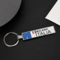 Vista dettagliata del portachiavi in metallo con design targa Milano Italia - Stile Milano (Stile 2)
