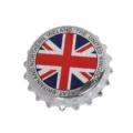 Primer plano detallado de un imán de nevera creativo con forma de chapa y diseño de bandera de UK - Reino Unido
