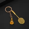 Detailansicht eines hochwertigen goldfarbenen Badmintonschläger- und Federball-Anhängers - Gold