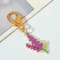 Détail d'un porte-clés en métal en forme de lavande avec un fermoir cœur doré - Violette Pourpre
