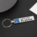 Primo piano di un portachiavi rettangolare in metallo con il design della targa polacca di Cracovia - Stile Cracovia (Stile 9)