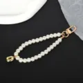 Elegante witte parel sleutelhanger met gouden letterhanger en stevige karabijn - Letter D(D)