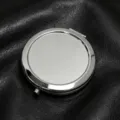 Draagbare ronde metalen make-upspiegel op een zwarte leren achtergrond. - Verpakking van 1000 / Zilver