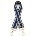 Detailansicht des blau-weißen Jacquard-Pfeilmusters, verstellbarer Taschengurt mit Goldclips - Blau