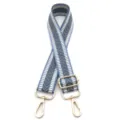 Detailansicht des blau-weißen verstellbaren Taschenschultergurts mit Jacquard-Pfeilmuster - Graublau