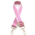 Primer plano de una correa de bolso ajustable con patrón de chevrons rosa y blanco - Rosa intenso