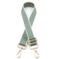 Detalle de correa ajustable para bolso con diseño de espiga verde y blanco y herrajes dorados - Verde