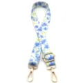 Detalle de una correa de hombro con estampado floral y ganchos de metal dorado brillante - N°22 Flor Pequeña Azul Cielo Beige